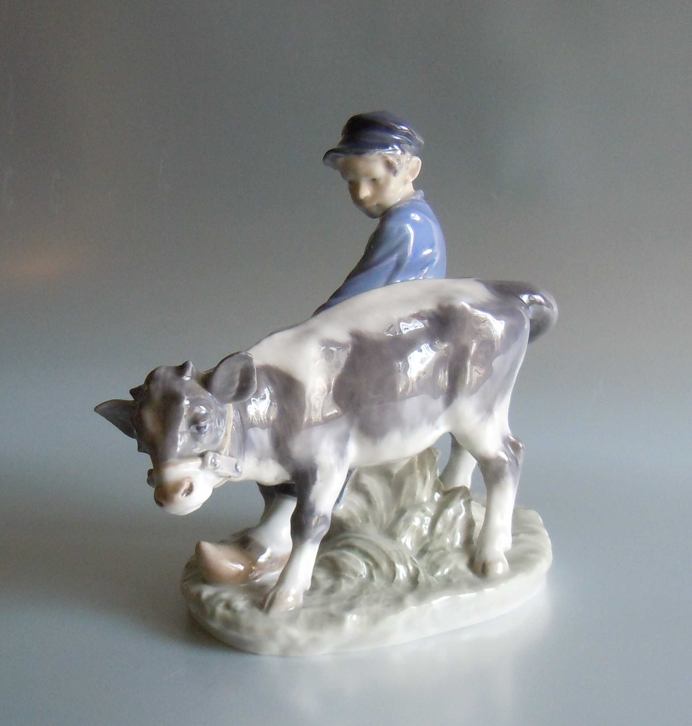 Figurka Royal Copenhagen "Chłopiec z cielakiem" Ch. Thomsen 1960r.