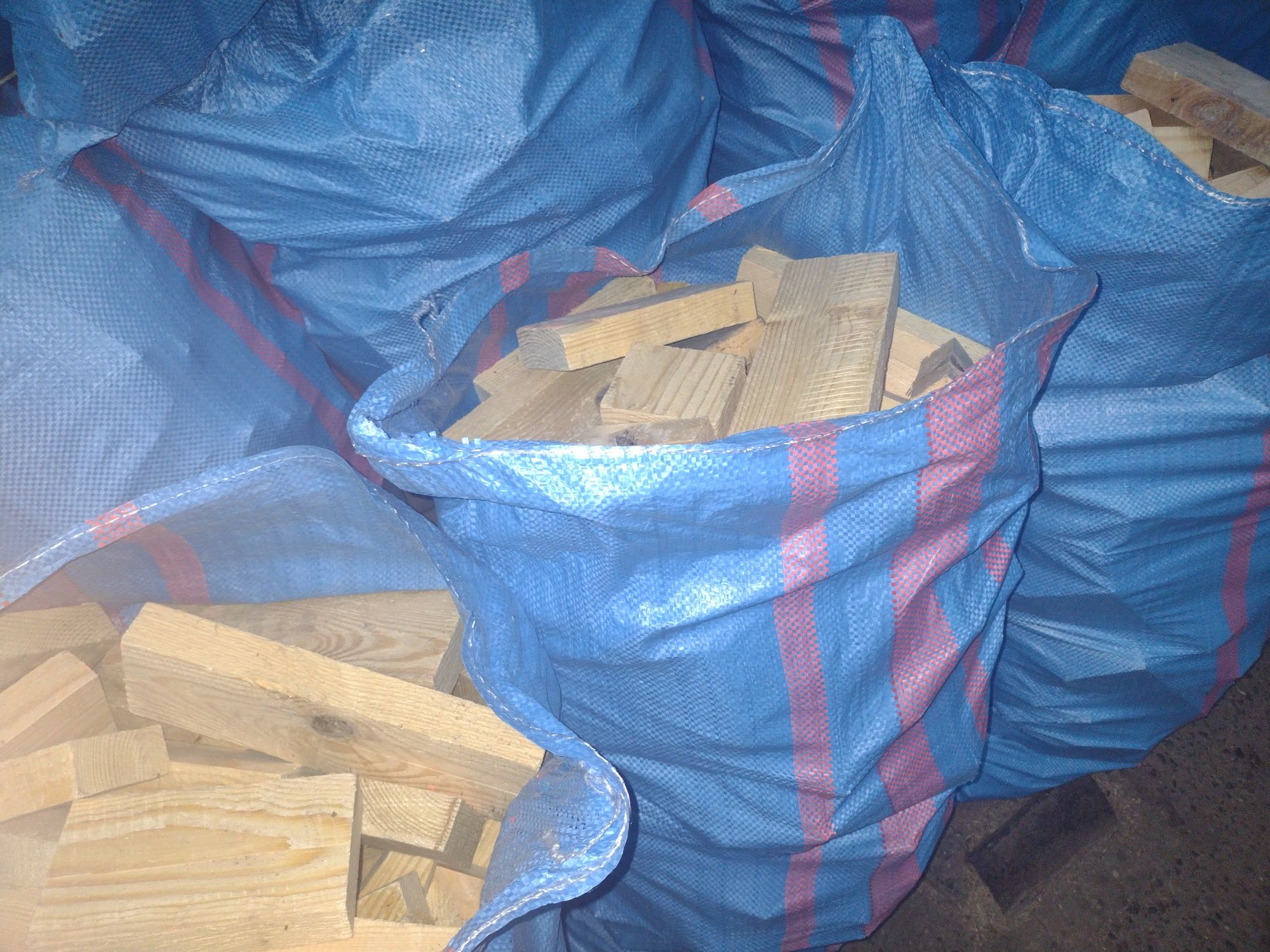Drewno opałowe zapakowane w worki