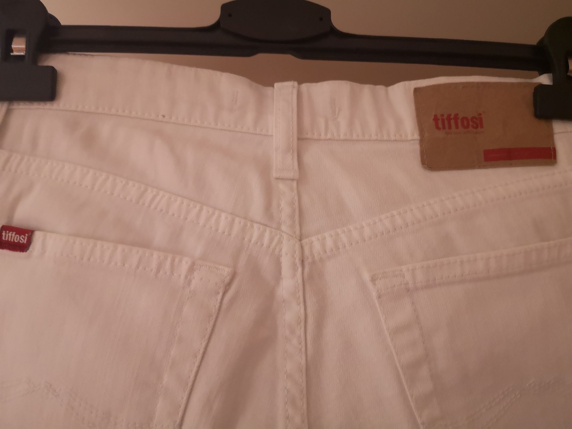 Jeans brancos senhora da "Tiffosi"