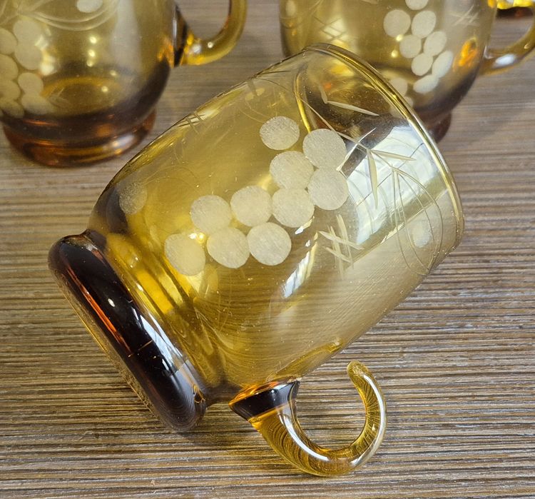 Zestaw szklanek ze szkła miodowego PRL