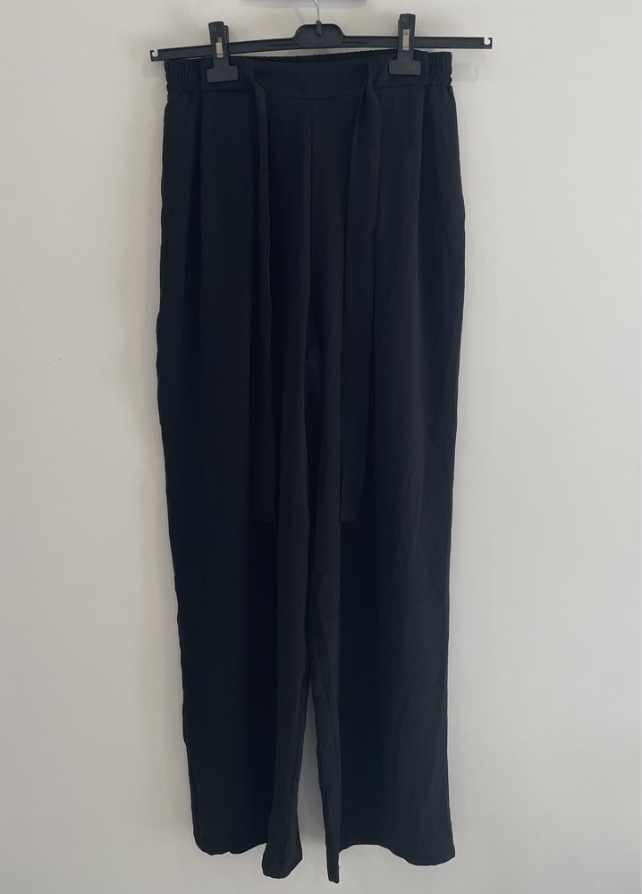 Calças pretas soltas (Zara, tamanho L)