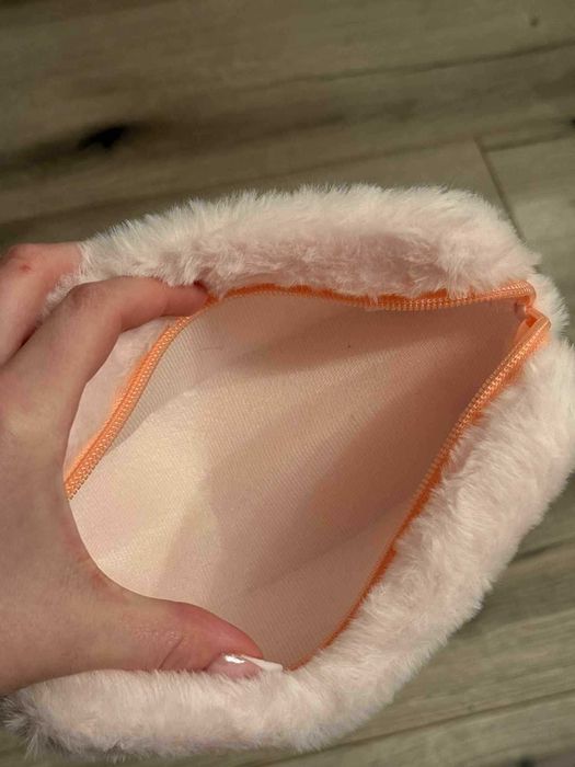 Różowa pluszowa kosmetyczka