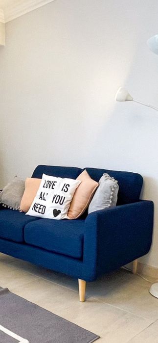 Sofá 2 lugares azul – estilo nórdico (ótimo estado)