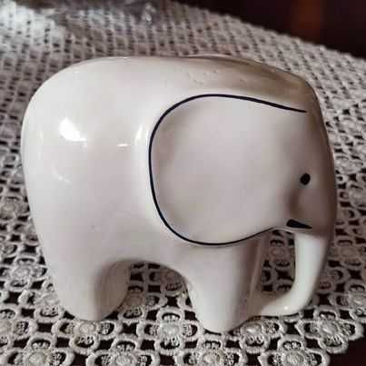 Sprzedam sygnowaną figurkę -  porcelanowy słoń z lat 70