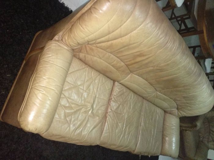 Sofá de pele ( conjunto de sofa cama grande + 3 pequenos )