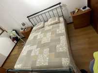 Cama 140*200 de ferro e estrado em muito bom estado