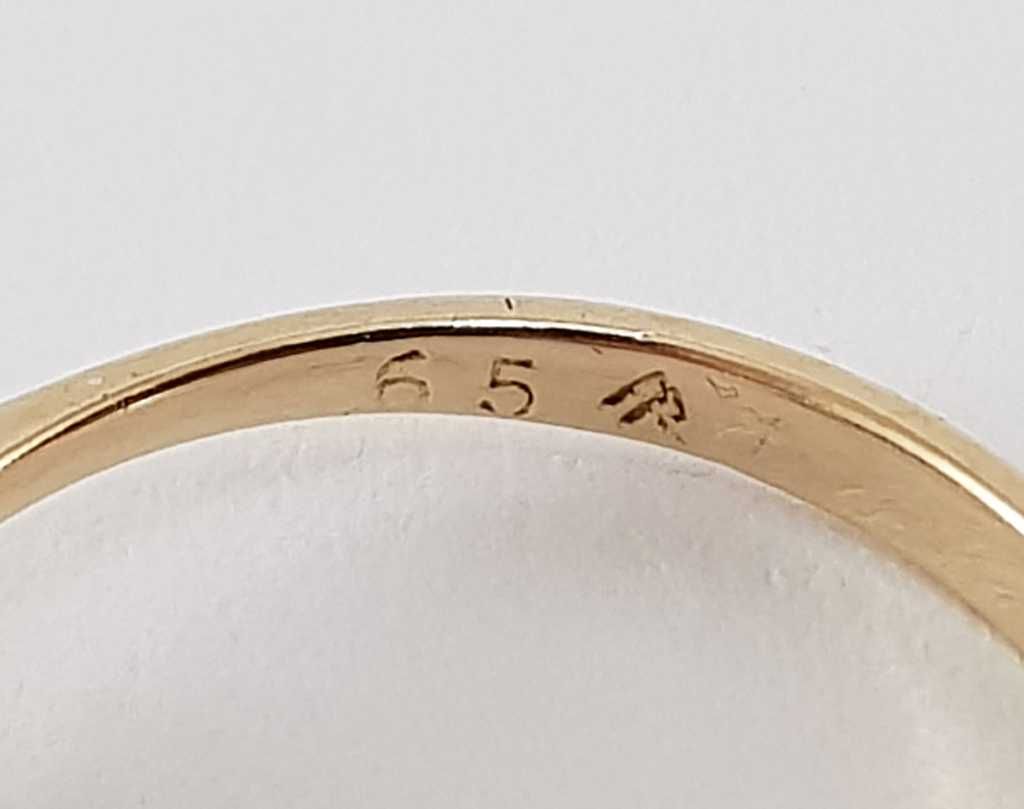Złoty pierścionek 18K zdobiony diamentami 0,10ct oraz szafirem 0,35ct