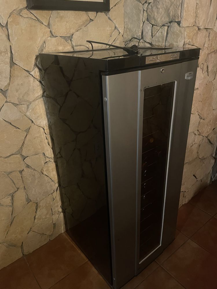 Cave de vinhos FRIGIDAIRE