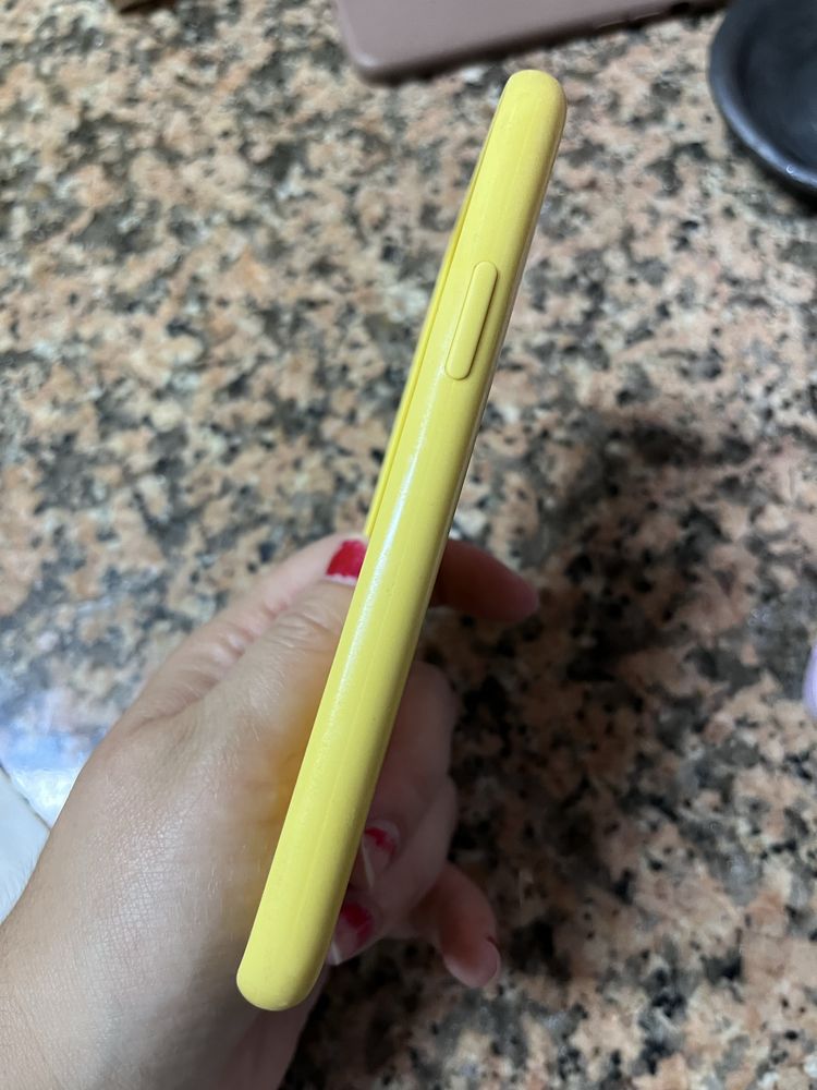 Capa iPhone amarela 11