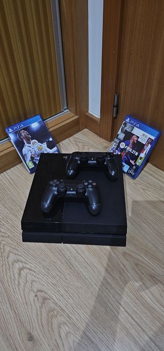 Playstation 4 para peças + 2 comandos + 2 jogos