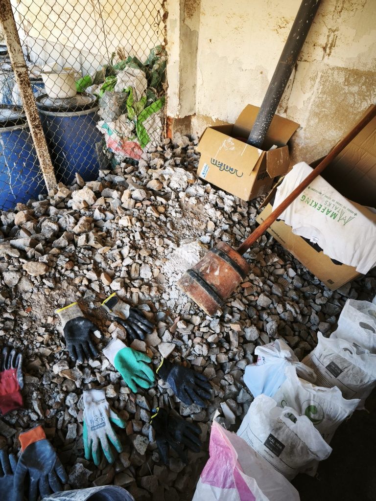 Entulho com muita pedra e terra para dar