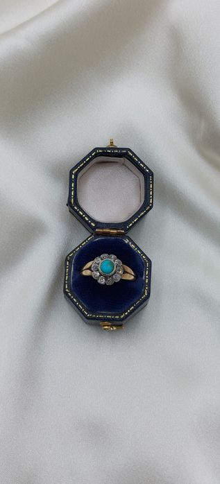 Złoty pierścionek z turkusem i diamentami.