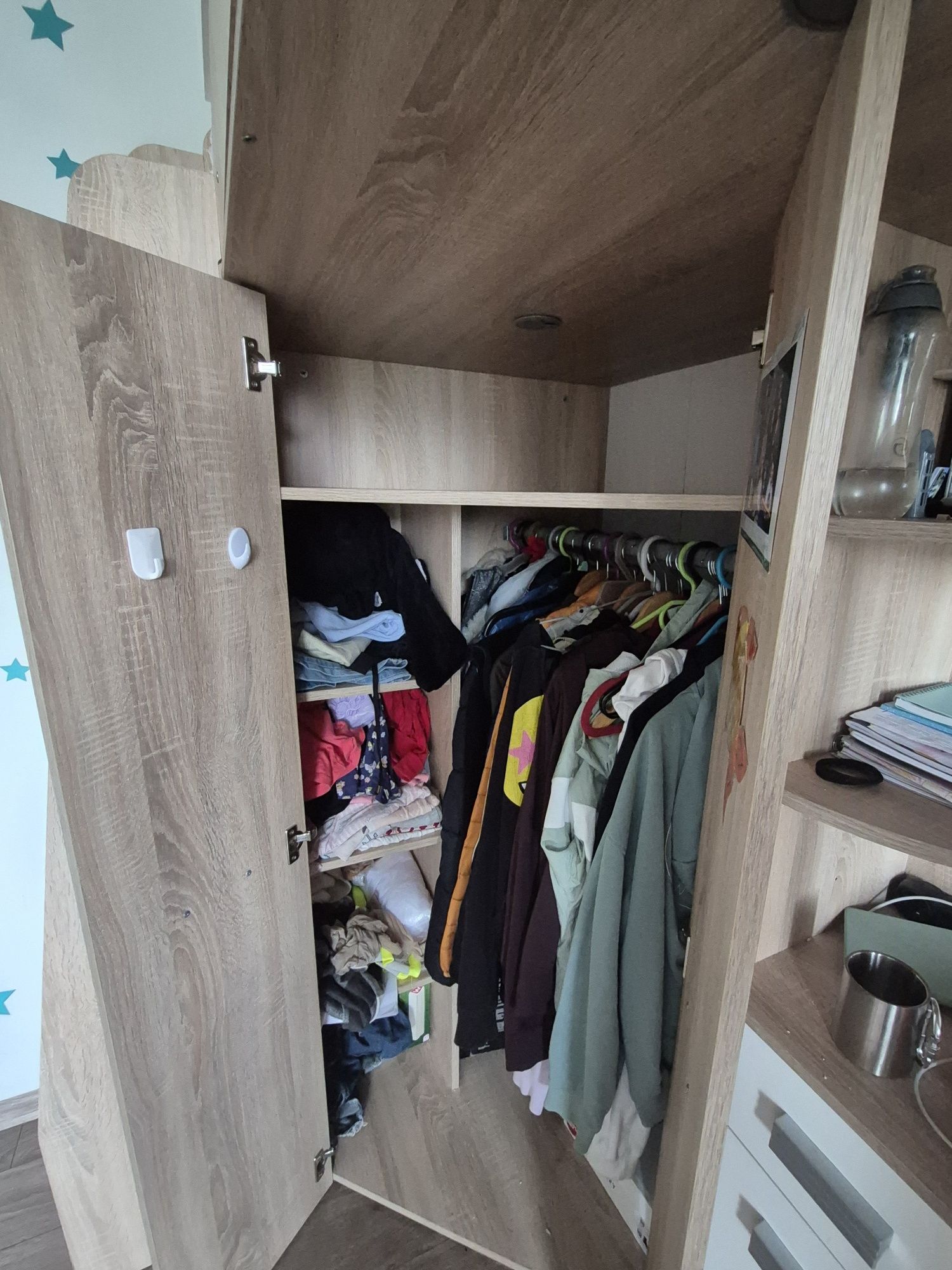 Łóżko piętrowe z biurkiem i szafą