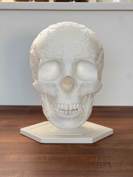 Dekoracyjna czaszka z ornamentami