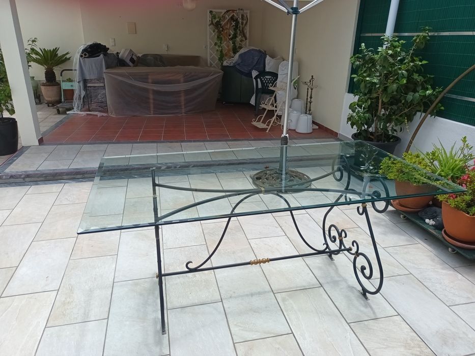 Mesa vidro biselado com 6 cadeiras em ferro fundido