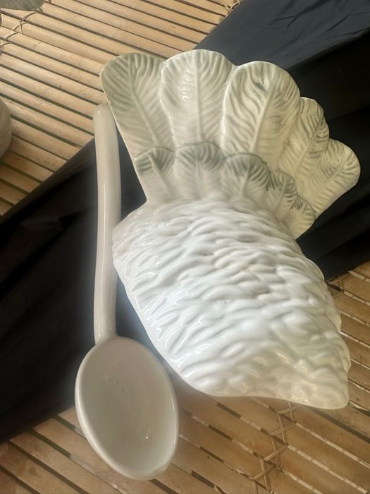 Terina com tampa é concha em forma de peru