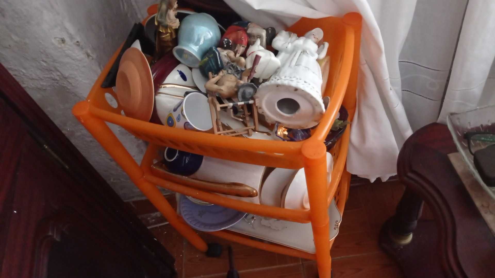 Vendo pratos, copos, canecas e objetos decorativos