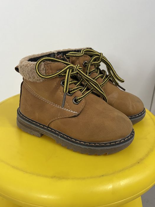 Sapatos / botas tamanho 26