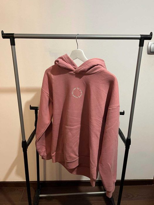 Pudroworóżowa bluza Reserved z kapturem – stylowa i wygodna!