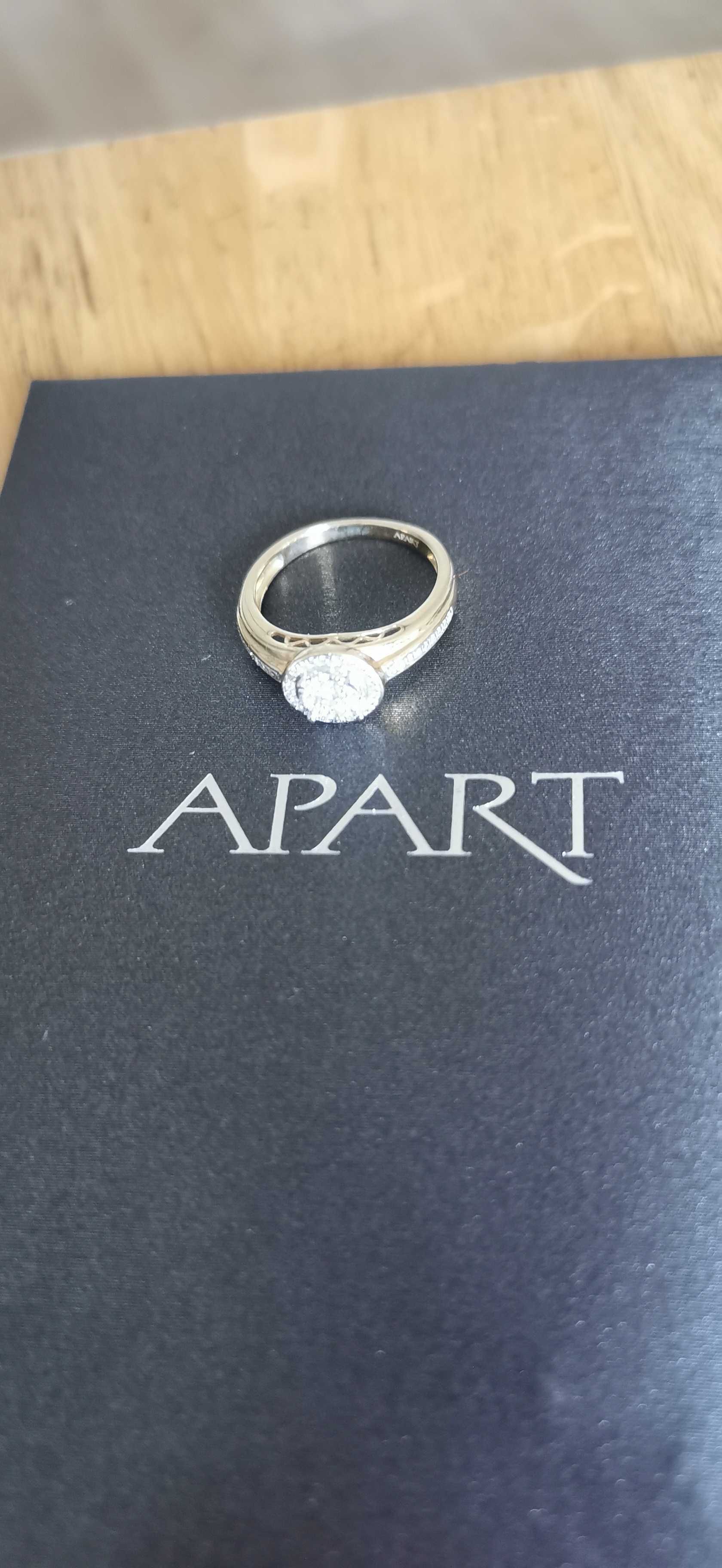 Złoty pierścionek z diamentami firmy Apart 160.282 roz. 12