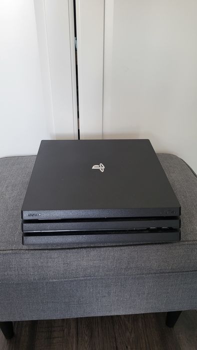 PlayStation 4 Pro 1TB + 2 pady + 11 gier