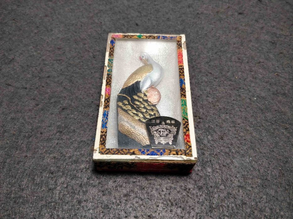 Stick de Tinta da China em Pedra . Forma de Pavão