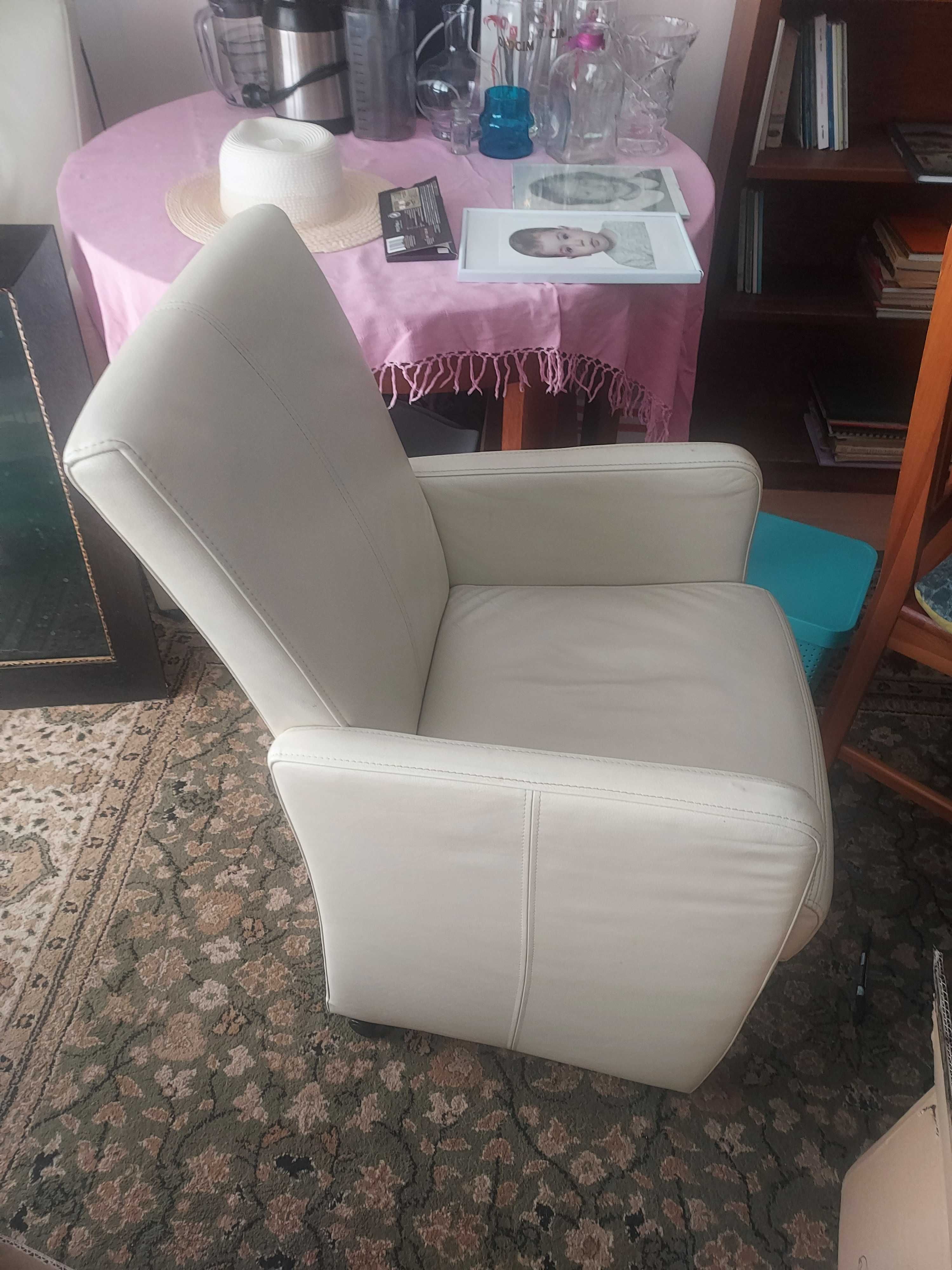 Białe skórzane fotele