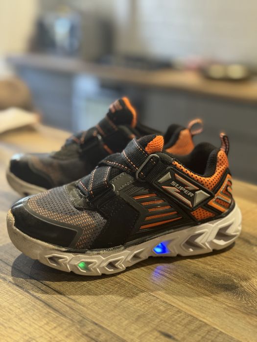 Продам кроссовки Skechers 27 размер. Мигают