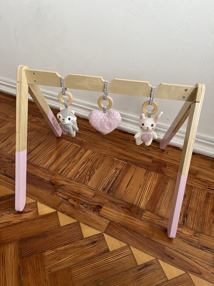Arco de atividades em madeira para bebe