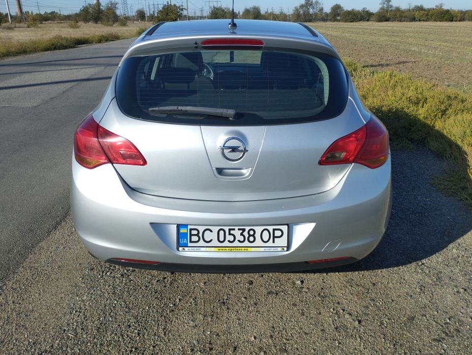 Опель Astra j продам