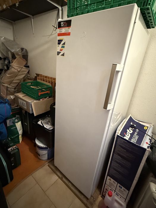 Arca congeladora vertical Indesit  - NO frost - 6 gavetas