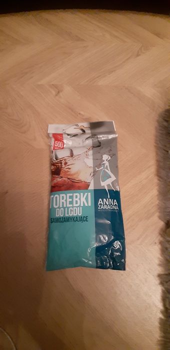 Różne przybory kuchenne i akcesoria domowe.