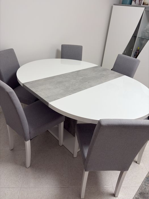 Mesa de sala extensivel com 6 cadeiras de oferta