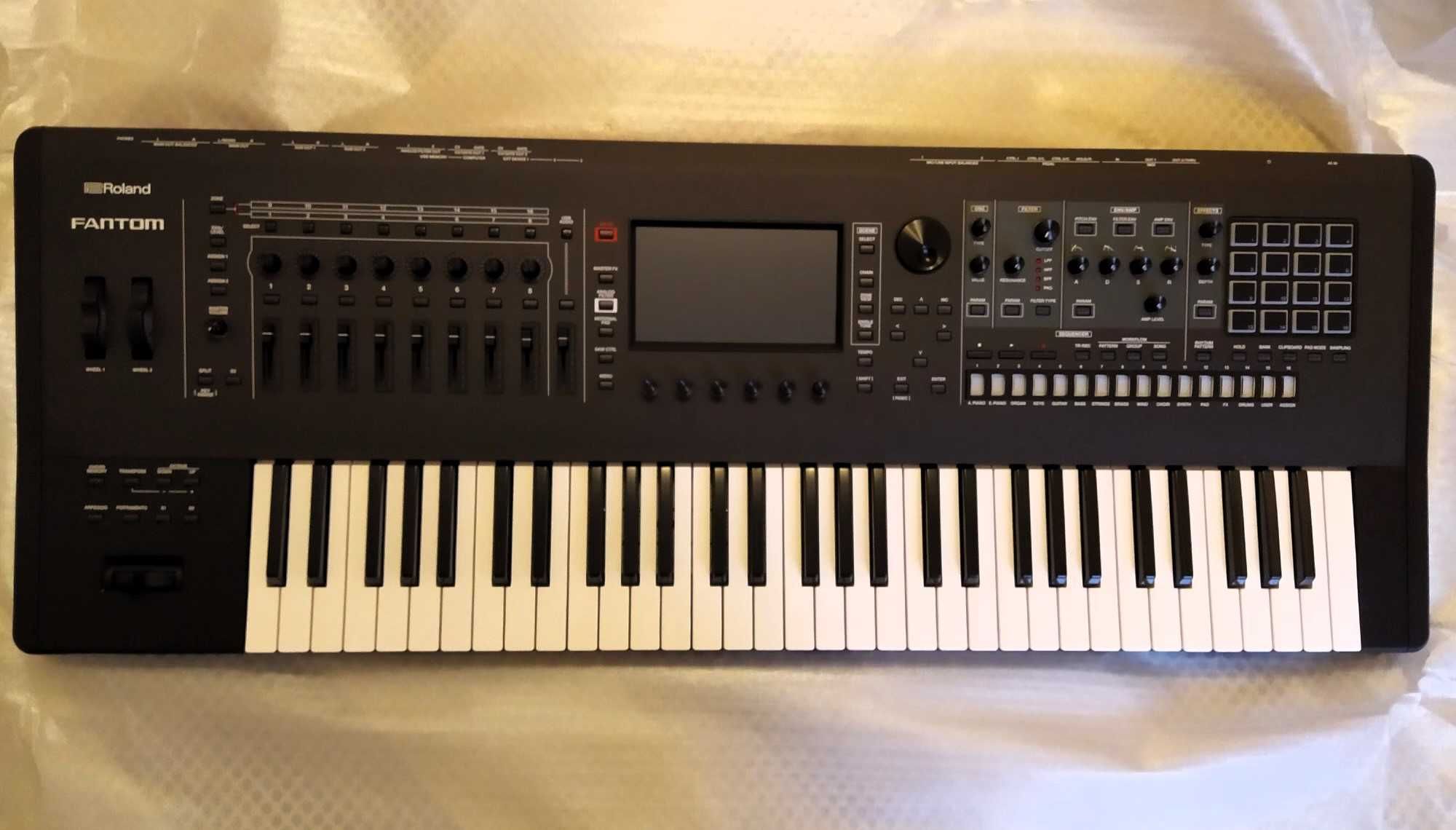 Roland Fantom 6 - workstation