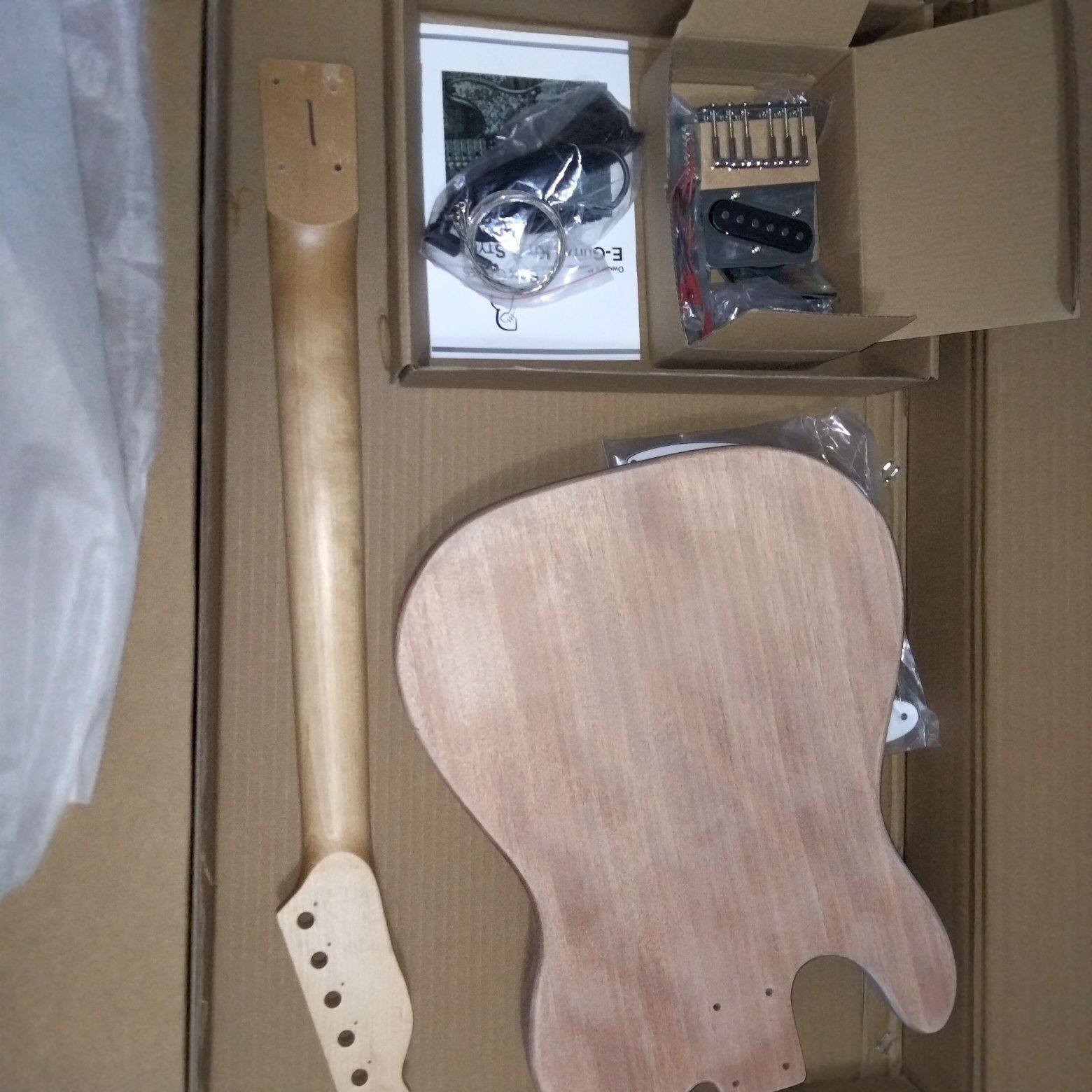 Kit de guitarra eléctrica para montar.
