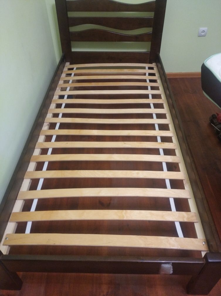 Ліжко дерев'яне з матрацом