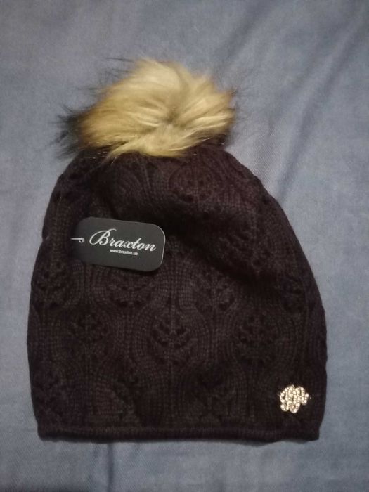 Шапки жіночі з помпоном.