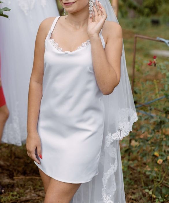 Біла сукня