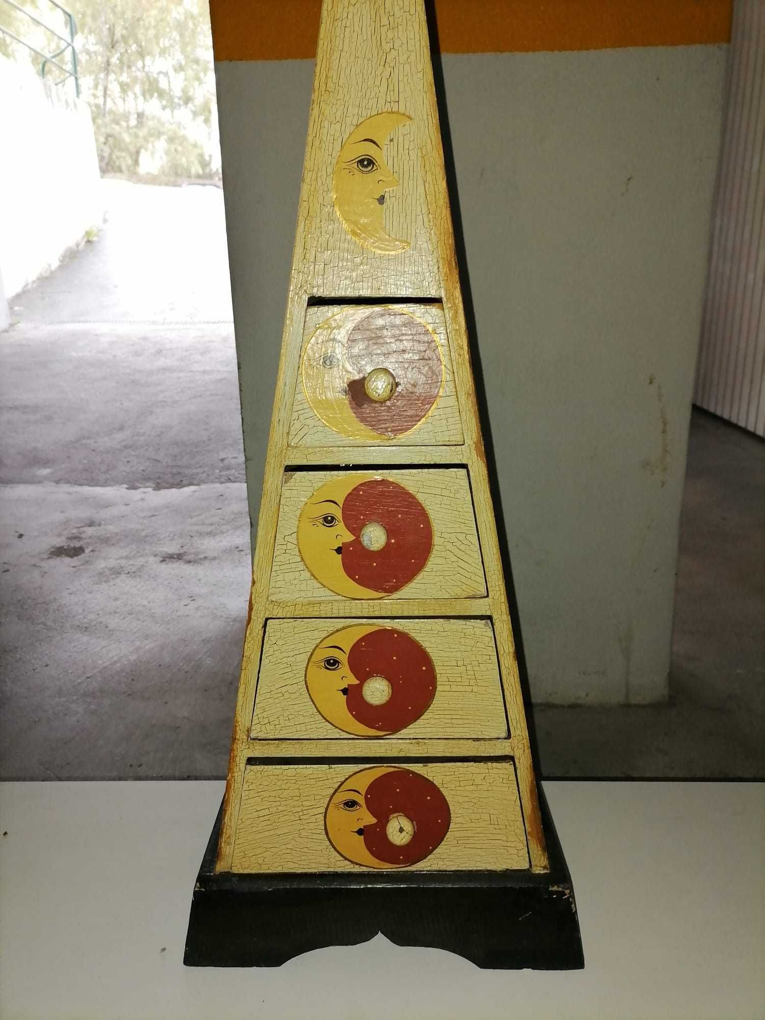 Móvel em pirâmide