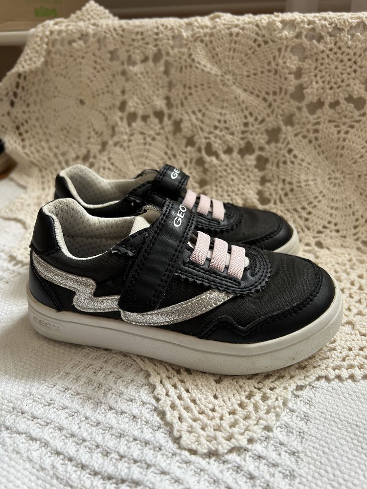 Czarne adidasy, geox