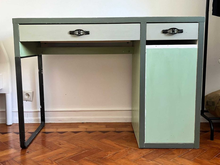 Secretária em madeira verde menta