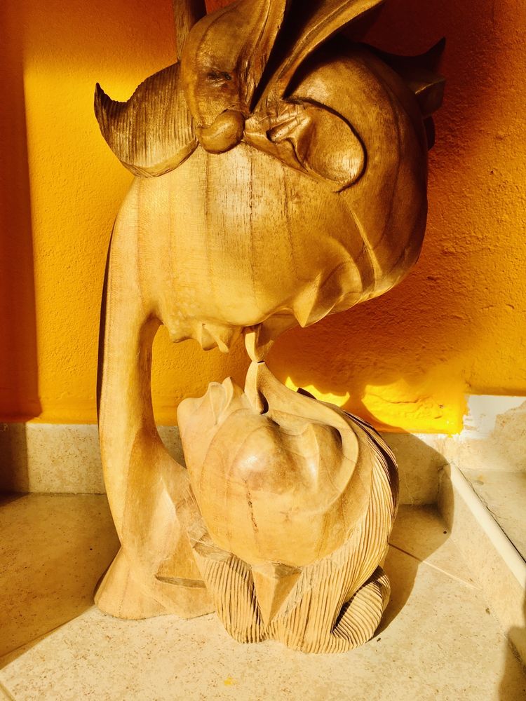 Escultura em madeira maciça esculpida à mão