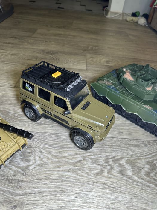 Танк военный джип