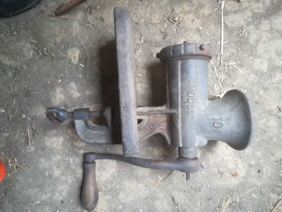 Stara maszynka do mielenia mięsa "Modos" 10