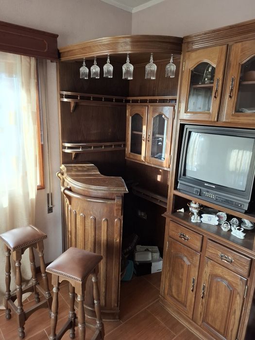 Bar de sala com mesa e cadeiras