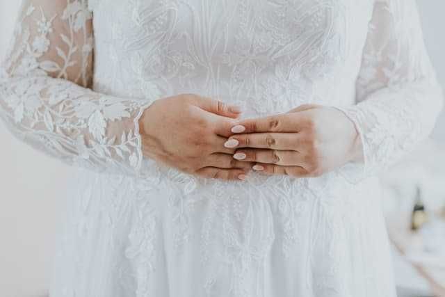 Suknia ślubna z długim rękawem i koronką