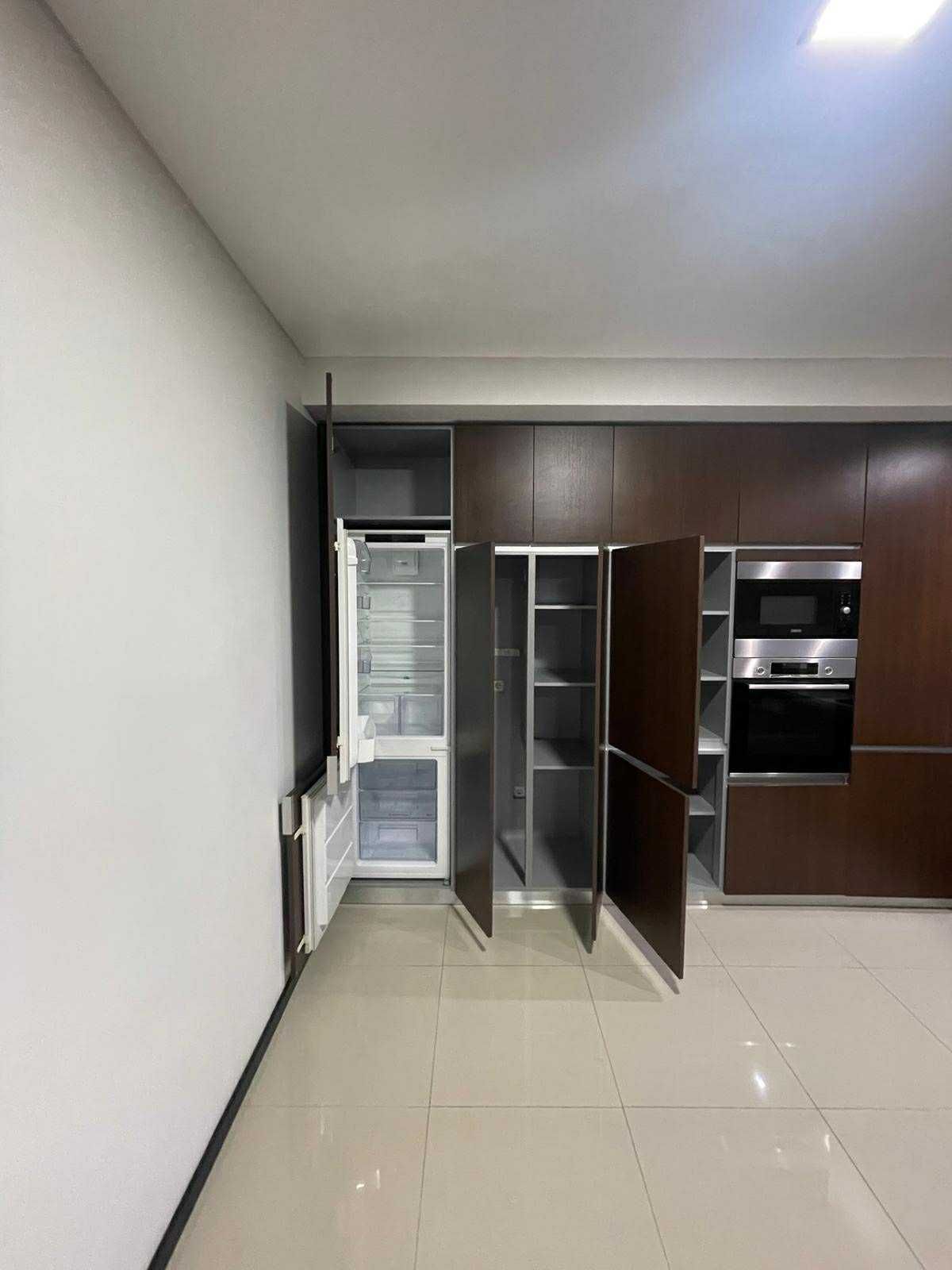 Conjunto de móveis de cozinha em wengé totalmente equipada