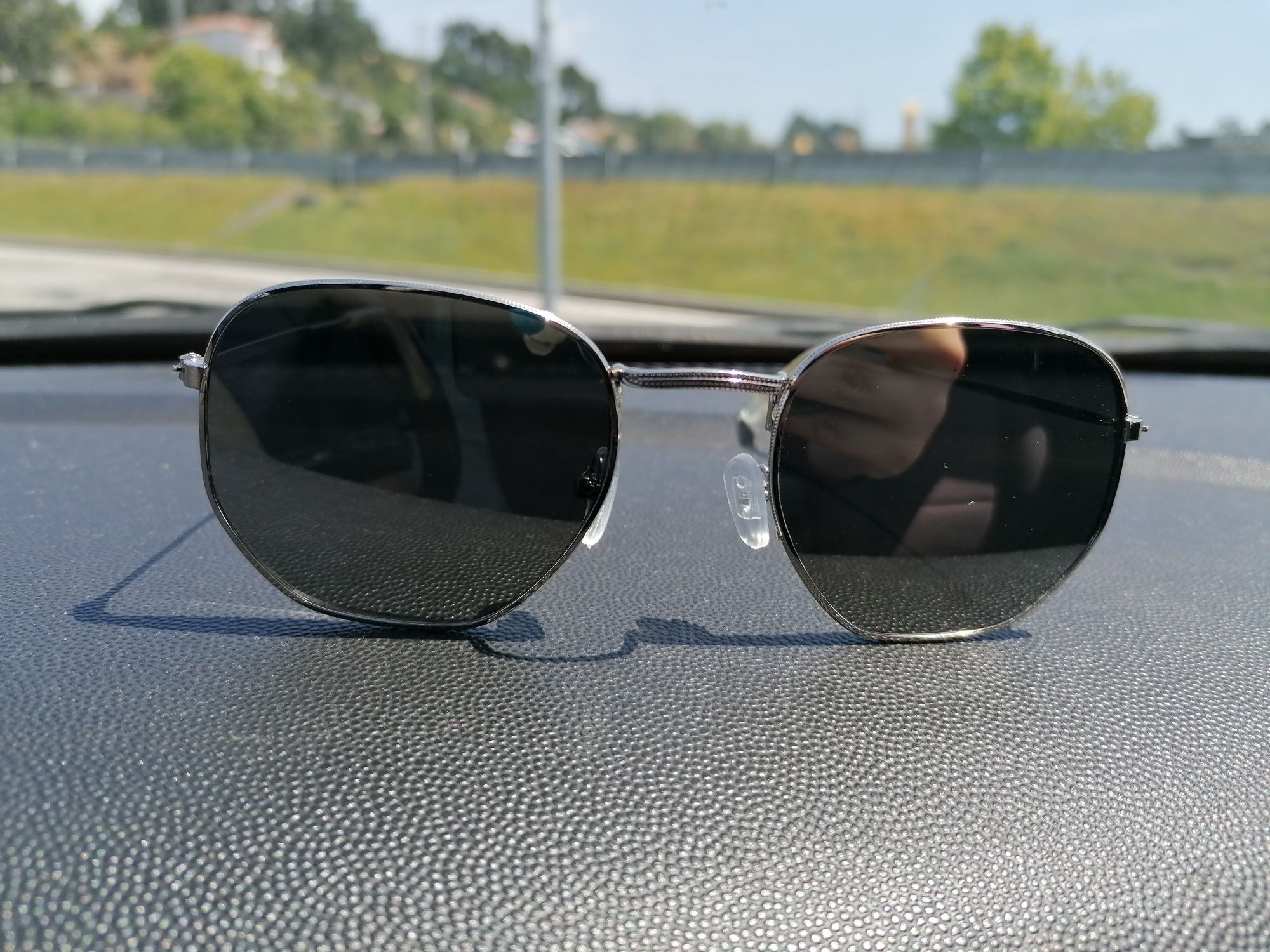 Óculos de sol com lentes anti UV e polarizadas