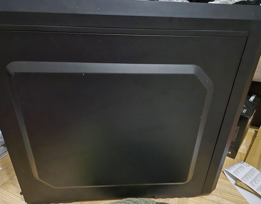 Komputer stacjonarny bez karty graficznej i dysku