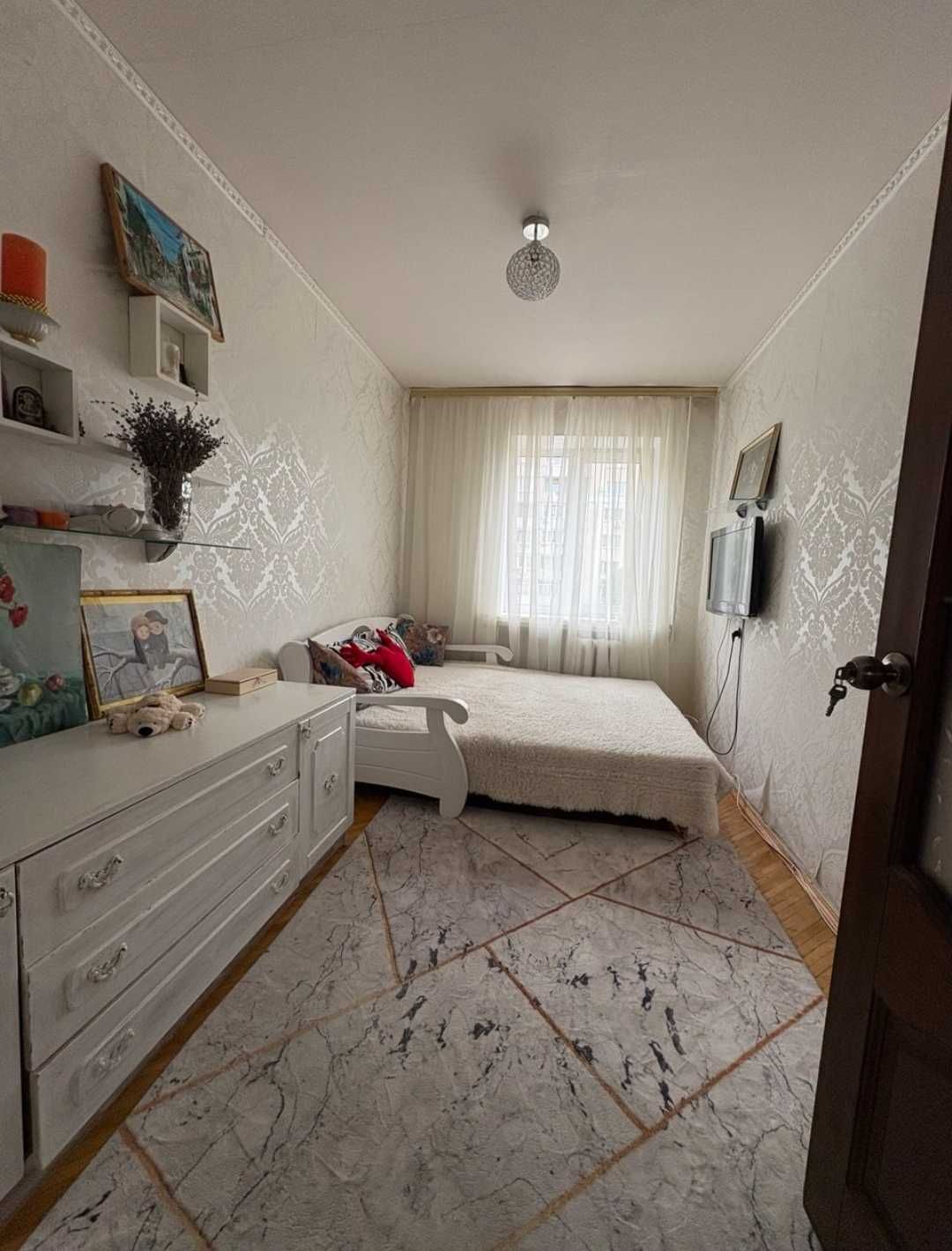 3к.квартира, Проспект Науки 24,Метро Демеевская 10 мин.пешком.61кв.м.